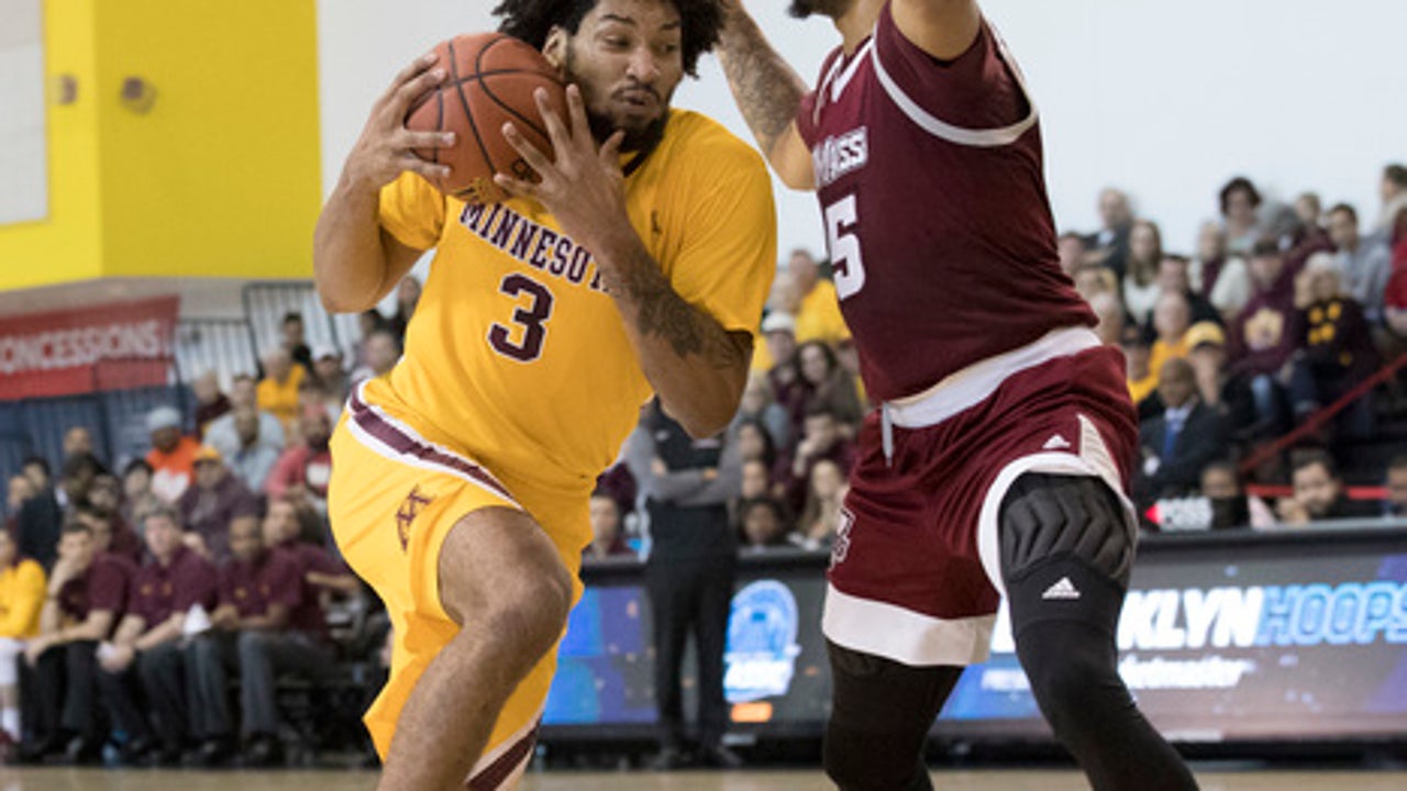 Behind Jordan Murphy, Minnesota routs Massachusetts 69-51 (Nov 24, 2017)